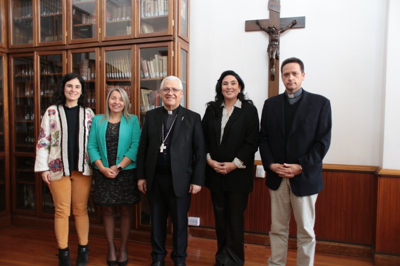 Parte del directorio de Carlo Acutis Red Educacional y Monseñor Alberto Lorenzelli, obispo auxiliar y vicario general de Santiago, y presidente del Área de Educación de la Conferencia Episcopal de Chile (CECH).